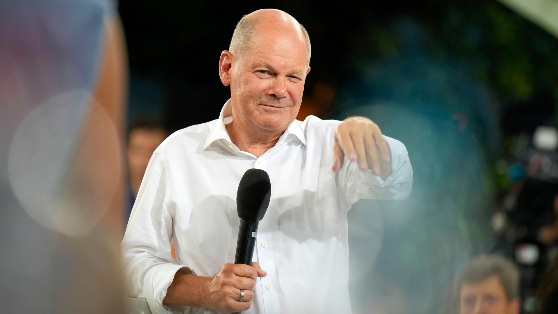 Olaf Scholz in selbstbewusster Pose