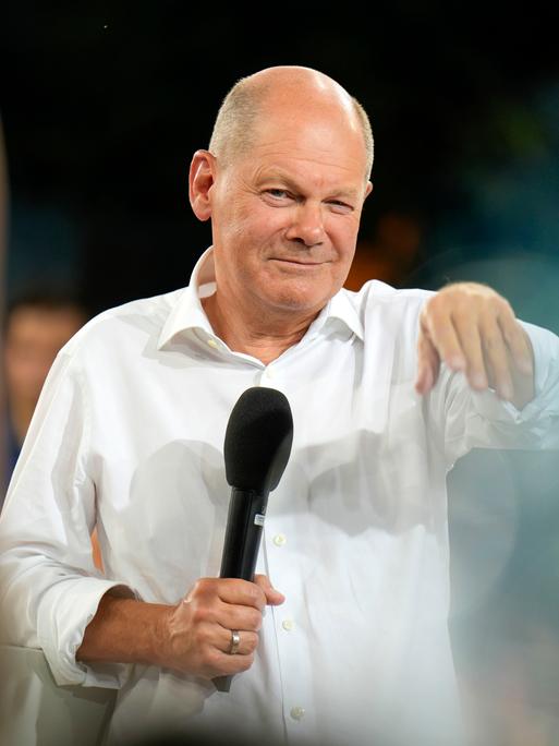 Olaf Scholz in selbstbewusster Pose