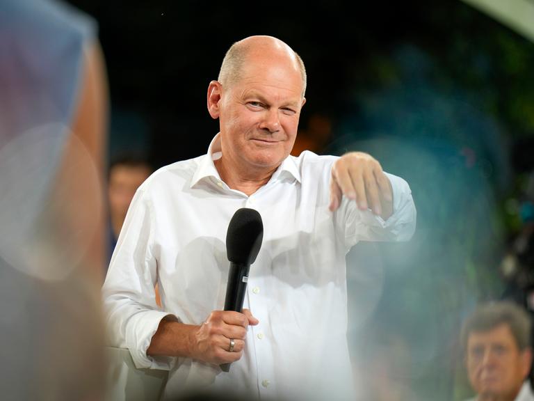 Olaf Scholz in selbstbewusster Pose