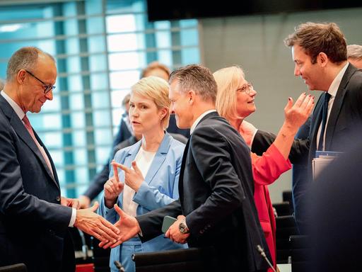 Ministerpräsidentenkonferenz unter Vorsitz Sachsens: Friedrich Merz (l-r, CDU), Manuela Schwesig (SPD), Thorsten Frei (CDU), Anke Rehlinger (SPD), Lars Klingbeil (SPD)