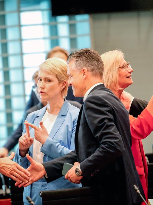 Ministerpräsidentenkonferenz unter Vorsitz Sachsens: Friedrich Merz (l-r, CDU), Manuela Schwesig (SPD), Thorsten Frei (CDU), Anke Rehlinger (SPD), Lars Klingbeil (SPD)