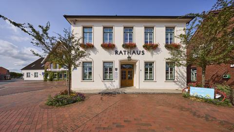 Ein Rathaus im Landkreis Friesland in Niedersachsen.  