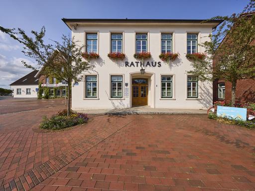 Ein Rathaus im Landkreis Friesland in Niedersachsen.  