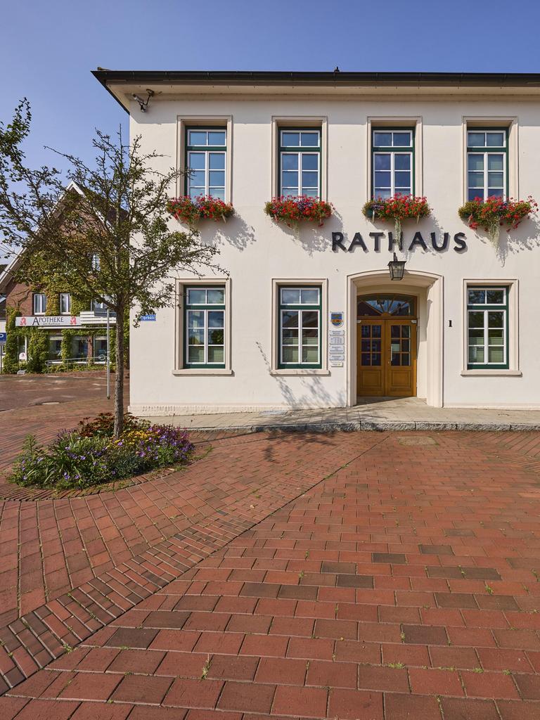 Ein Rathaus im Landkreis Friesland in Niedersachsen.  