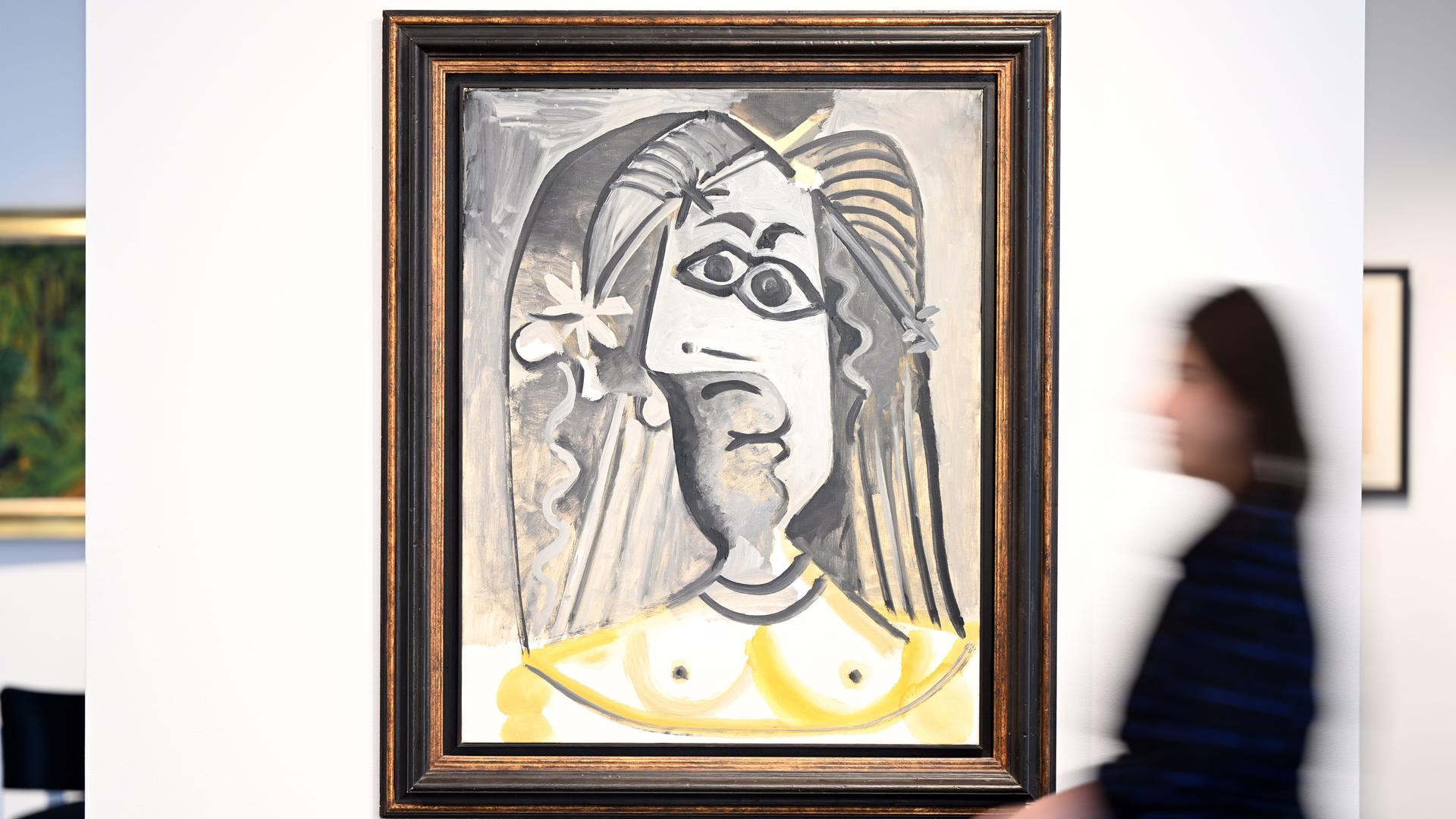 Das Foto zeigt das Picasso-Bild mit einem Frauen-Kopf in den Farben grau und gelb.
