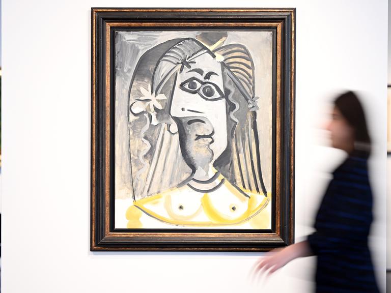 Das Foto zeigt das Picasso-Bild mit einem Frauen-Kopf in den Farben grau und gelb.