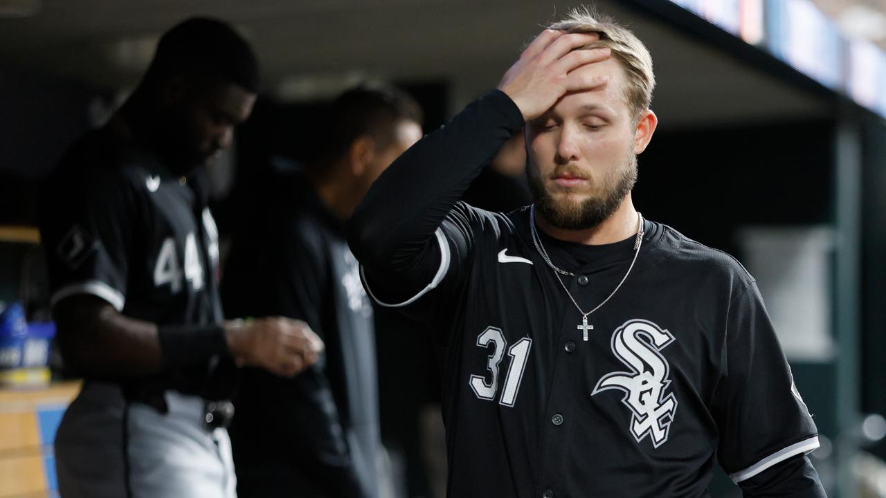 Baseballspieler Zach DeLoach im schwarzen Trikot der Chigago White Sox fasst sich resigniert an den Kopf.