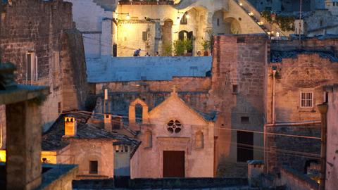 eine südeuropäische Altstadt bei Nacht