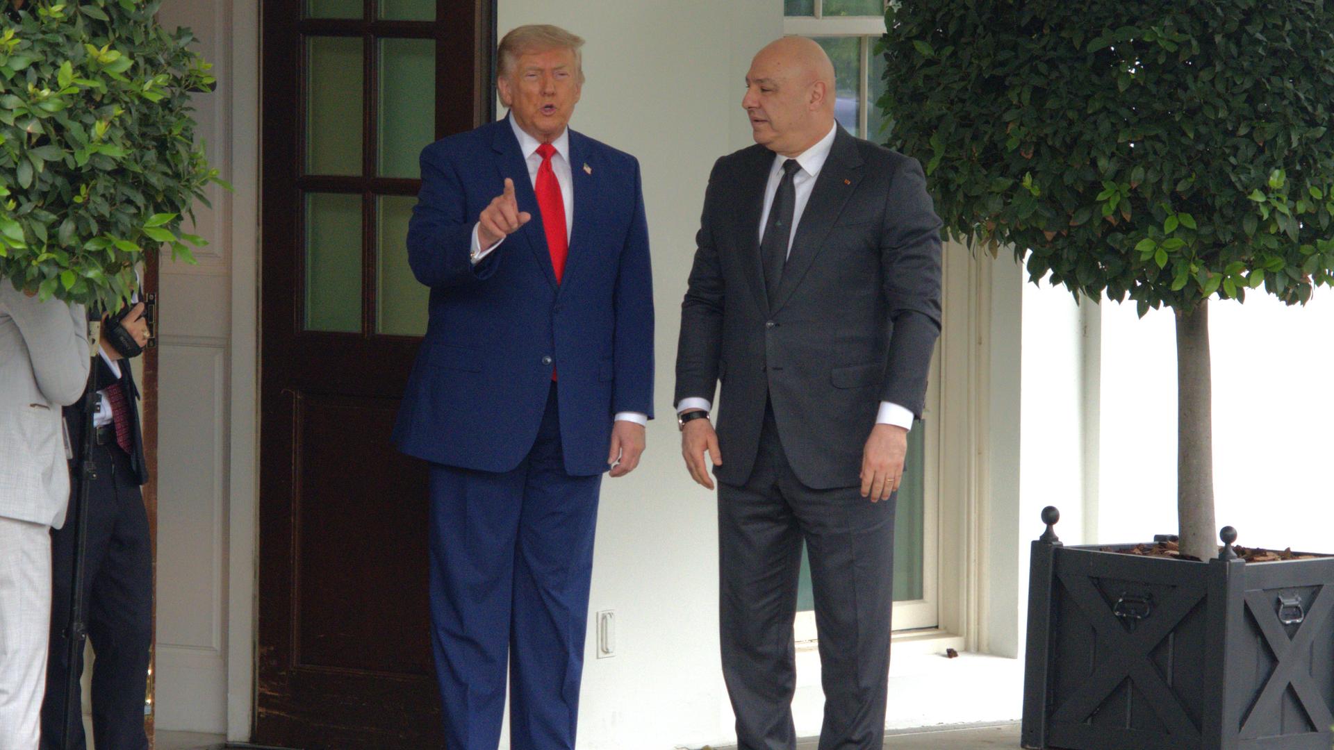 US-Präsident Donald Trump begrüßt Libanons Präsident Joseph Aoun vor dem Weißen Haus in Washington. 