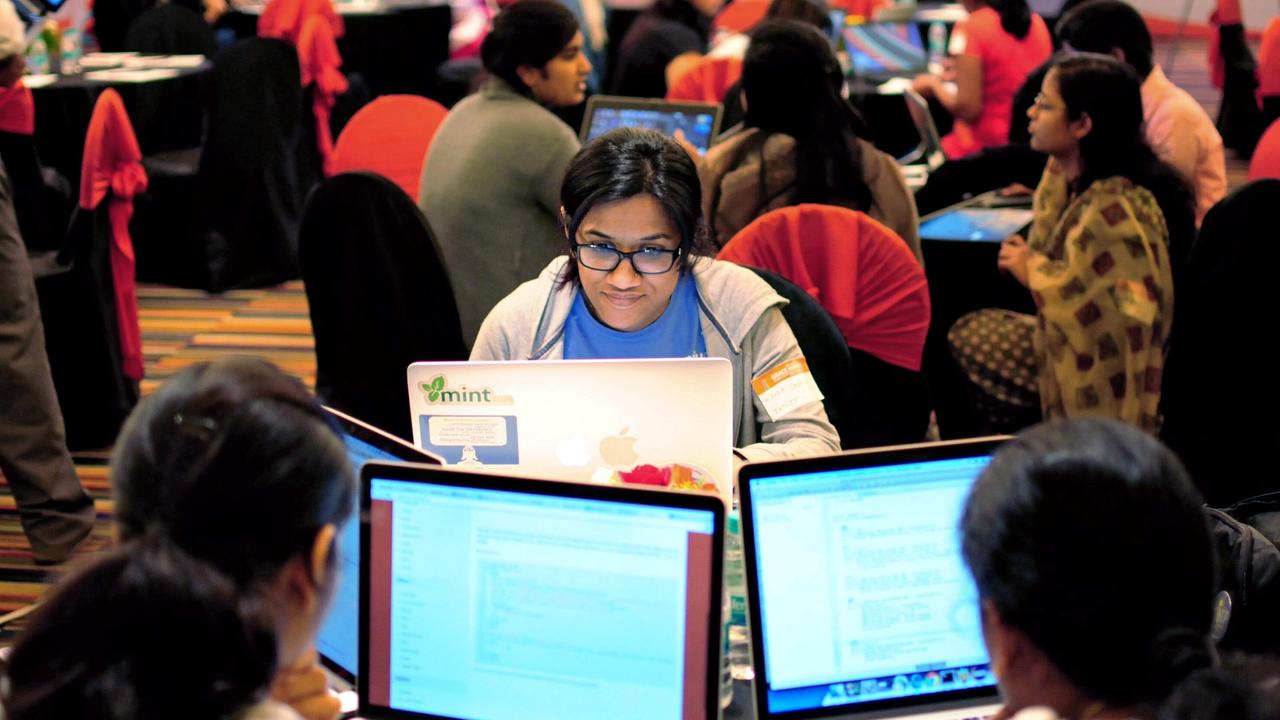 Mehrere Frauen sitzen an ihren Laptops während eines Hackathons in Bangalore. 