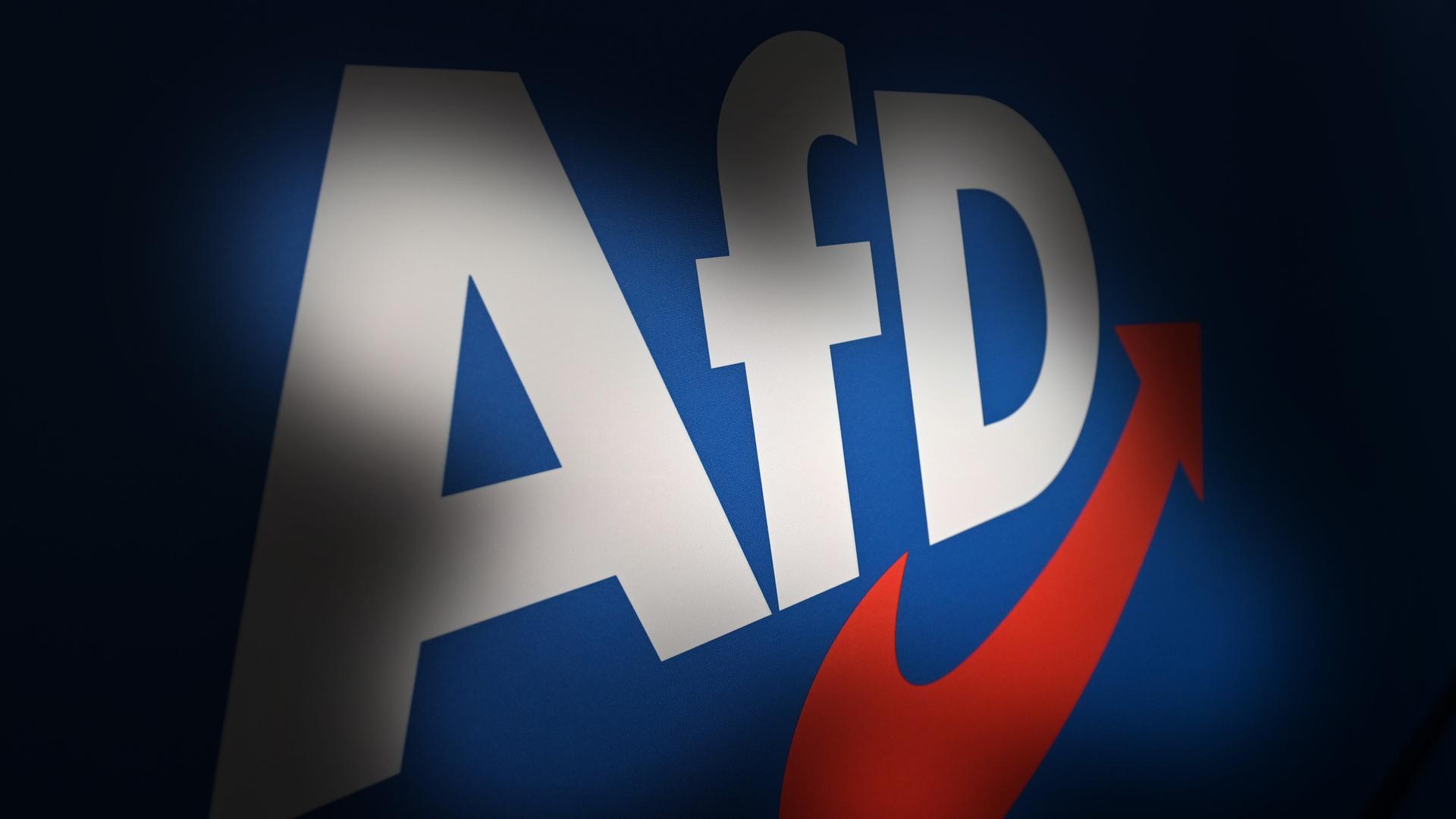Das Bild zeigt ein AfD-Logo in Nahaufnahme