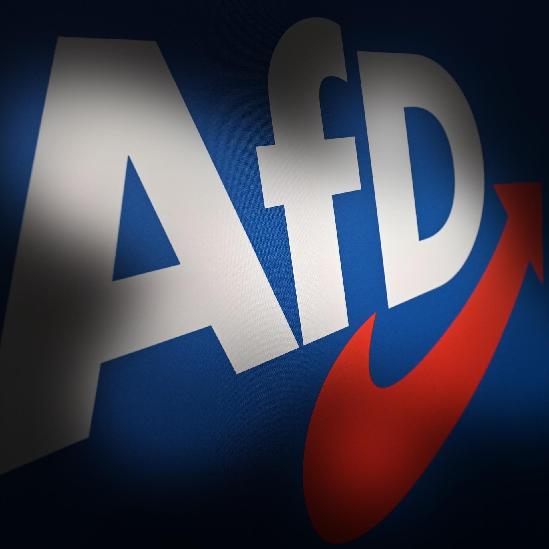 Das Bild zeigt ein AfD-Logo in Nahaufnahme