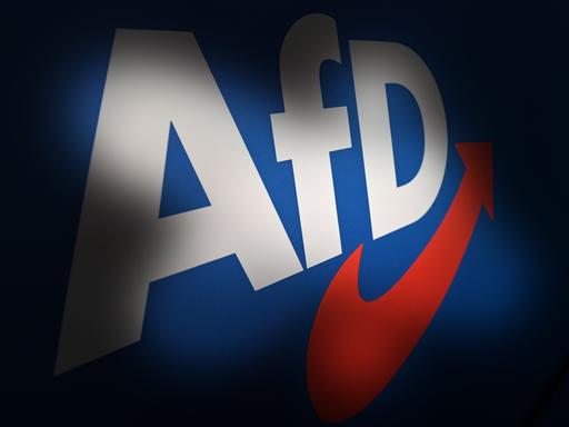 Das Bild zeigt ein AfD-Logo in Nahaufnahme