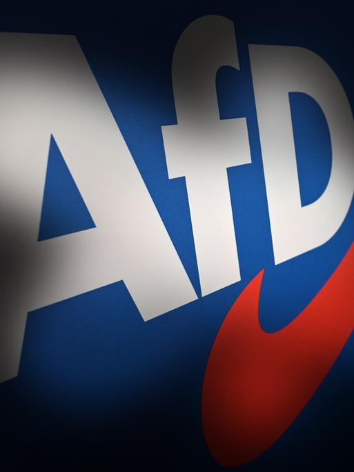Das Bild zeigt ein AfD-Logo in Nahaufnahme