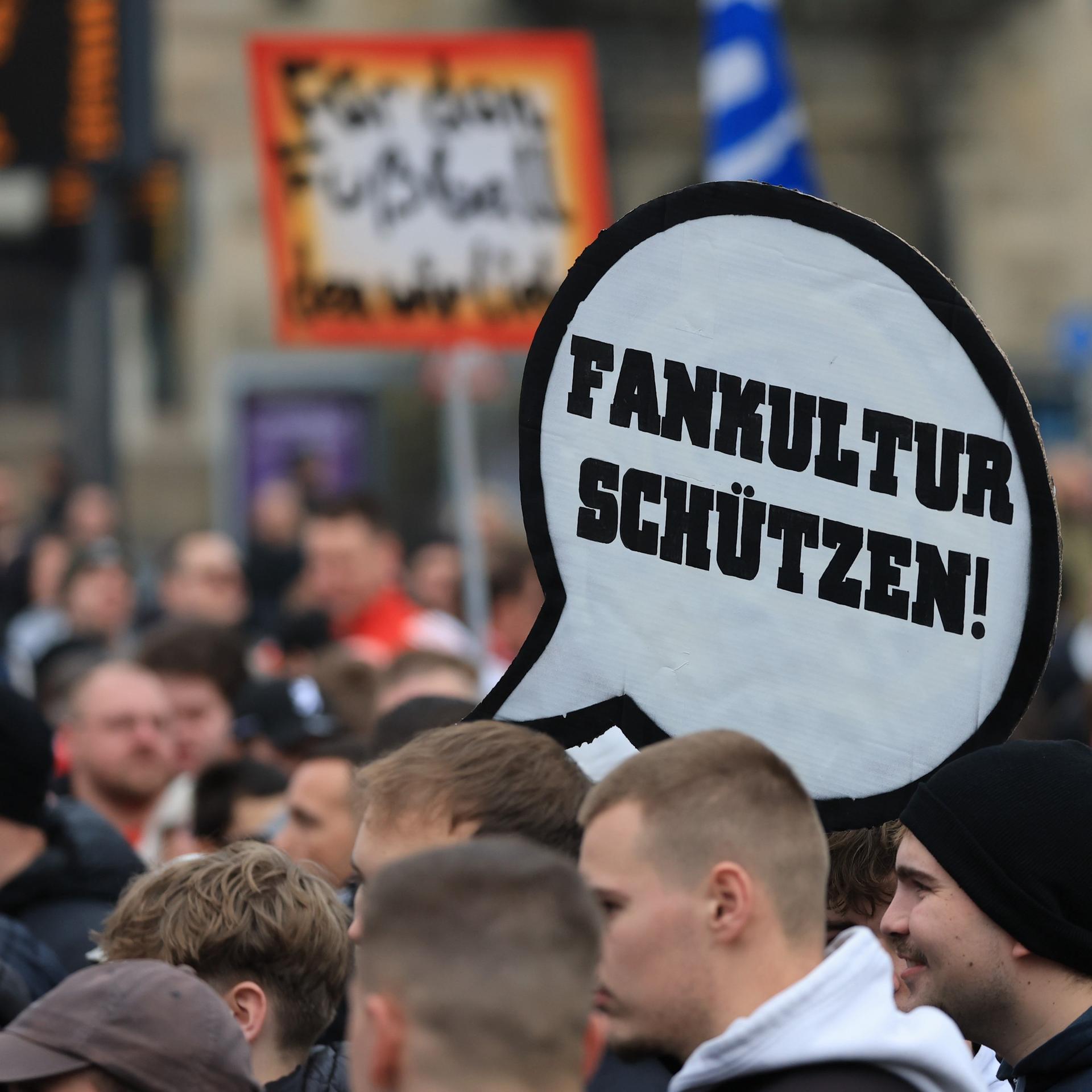 Leipzig - Tausende Fußball-Fans demonstrieren gegen Politiker