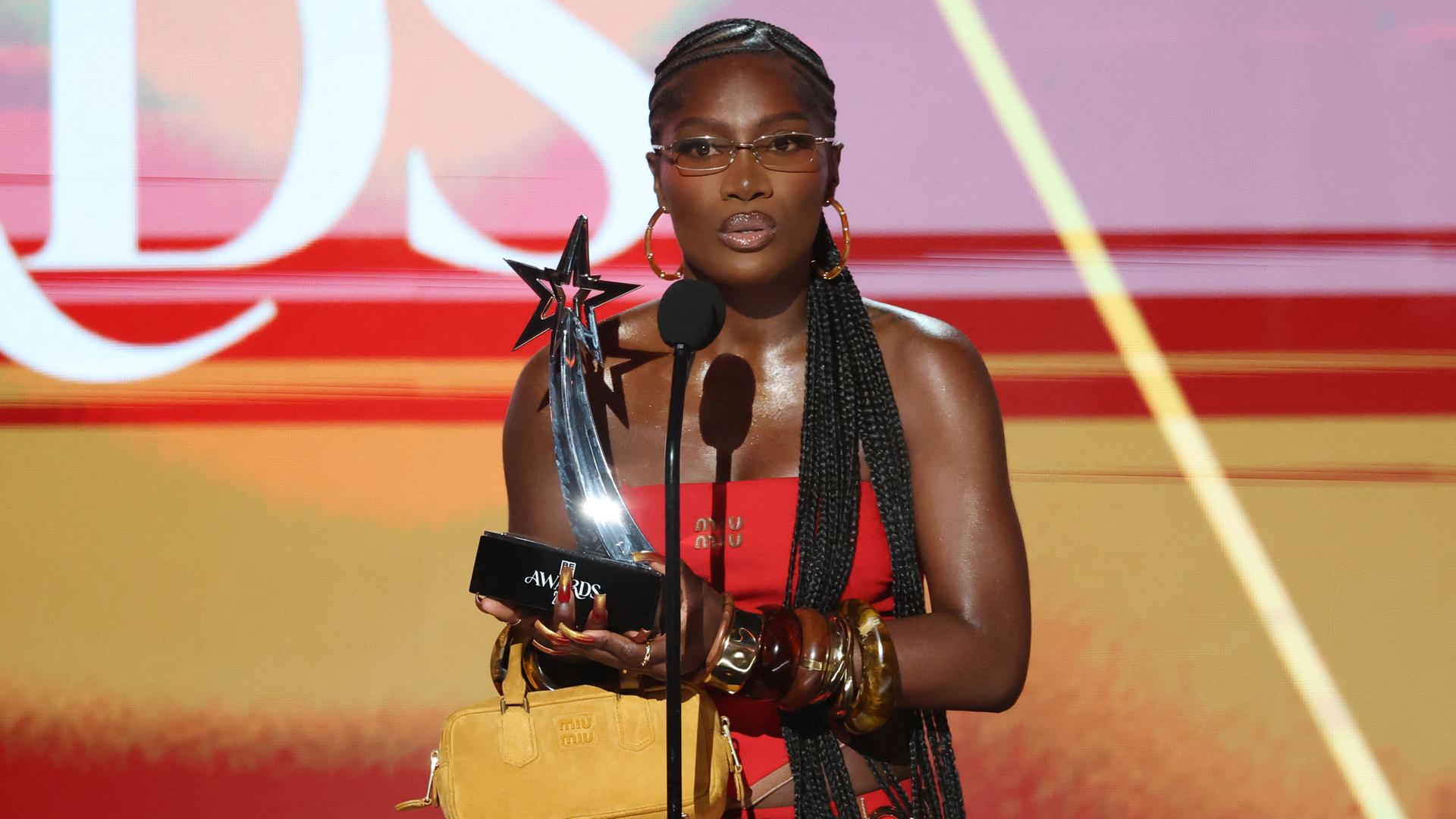 Die US-Rapperin und Sängerin Doechii, Gewinnerin des Preises für die beste weibliche Hip-Hop-Künstlerin, spricht auf der Bühne während der BET Awards 2025 im Peacock Theatre in Los Angeles am 9. Juni 2025. Die US-Rapperin und Sängerin Doechii, Gewinnerin des Preises für die beste weibliche Hip-Hop-Künstlerin, spricht auf der Bühne während der BET Awards 2025 im Peacock Theatre in Los Angeles am 9. Juni 2025.
