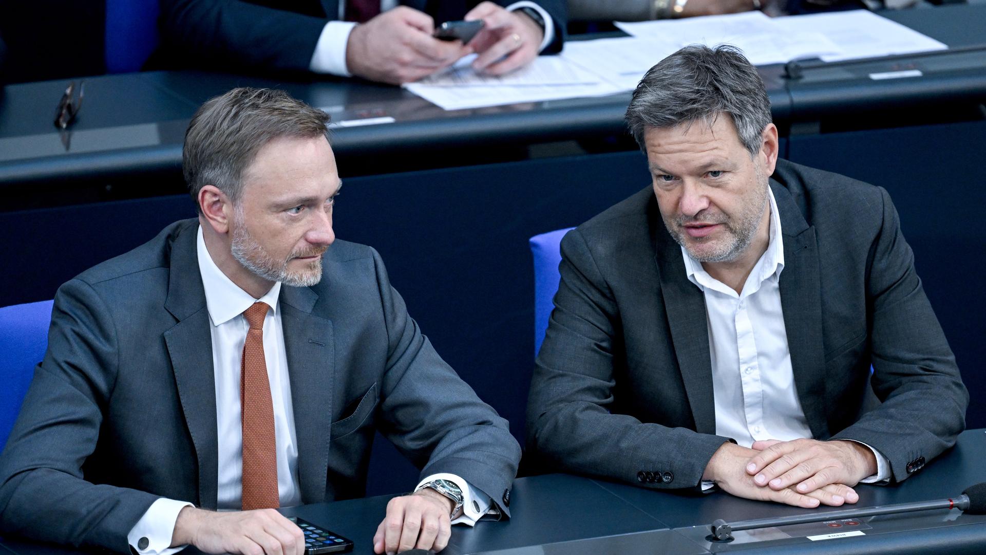 Christian Lindner (FDP - l), Bundesfinanzminister, und Robert Habeck (Bündnis 90/Die Grünen), Vizekanzler und Bundesminister für Wirtschaft und Klimaschutz, unterhalten sich am Rande der Debatte im Deutschen Bundestag. Christian Lindner (FDP - l), Bundesfinanzminister, und Robert Habeck (Bündnis 90/Die Grünen), Vizekanzler und Bundesminister für Wirtschaft und Klimaschutz, unterhalten sich am Rande der Debatte im Deutschen Bundestag.