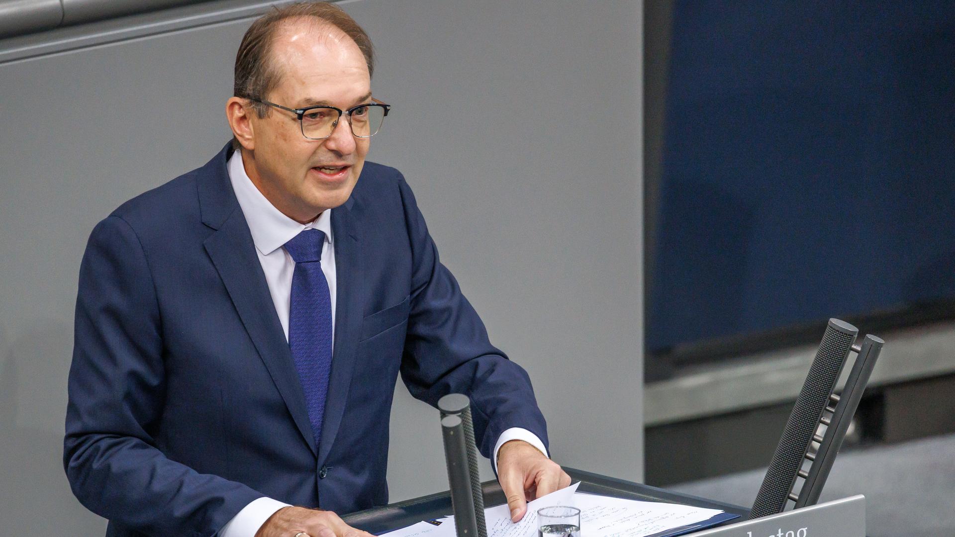 Bundesinnenminister Alexander Dobrindt (CSU) am Rednerpult des Bundestags Bundesinnenminister Alexander Dobrindt (CSU) am Rednerpult des Bundestags