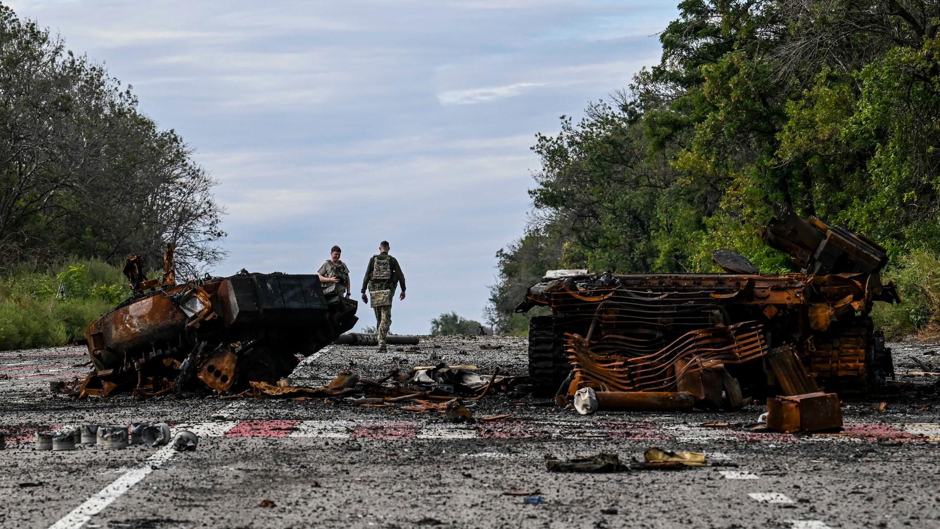 Ein zerstörter russischer Panzer in der Charkiw-Region, Ukraine. 
