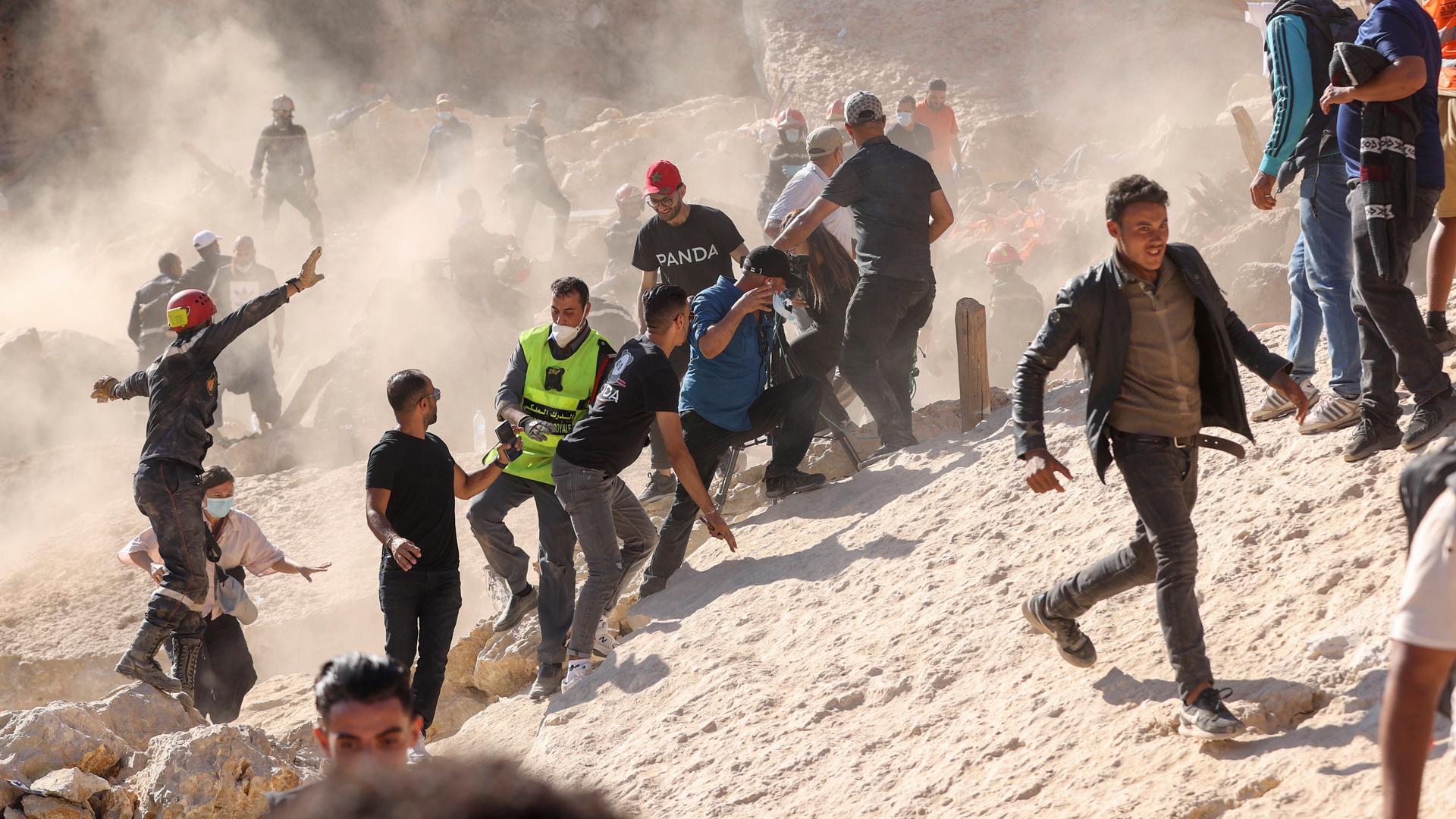 Zerstörung, Rettende und ein Nachbeben: Menschen in dem Dorf Imi N'Tala im Süden von Marrakesch am 13.  September 2023