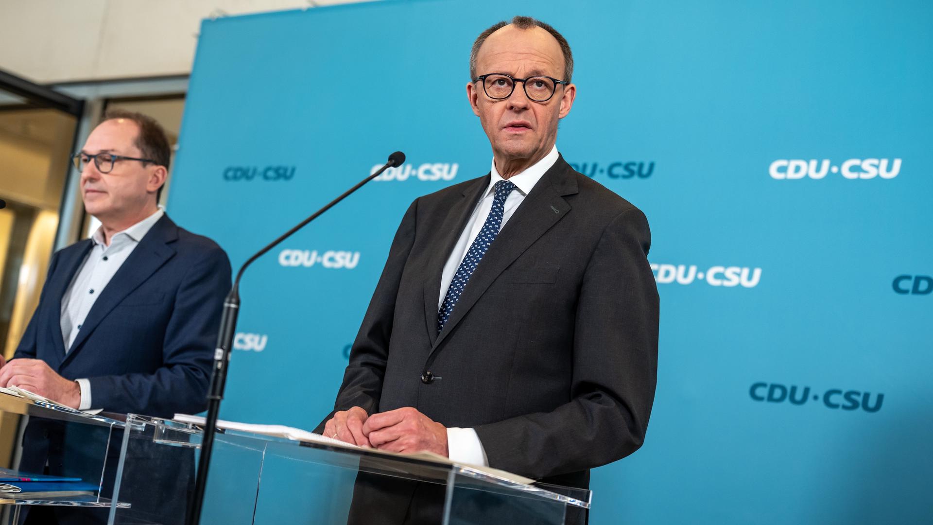 Berlin: Friedrich Merz (r), CDU/CSU-Fraktionsvorsitzender im Bundestag und CDU-Bundesvorsitzender, gibt neben Alexander Dobrindt, CSU-Landesgruppenchef, nach der Fraktionssitzung im Bundestag ein Statement. 