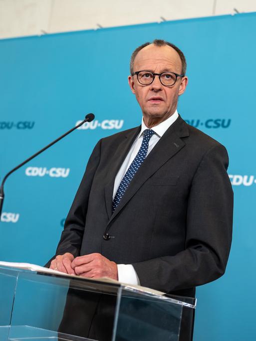 Berlin: Friedrich Merz (r), CDU/CSU-Fraktionsvorsitzender im Bundestag und CDU-Bundesvorsitzender, gibt neben Alexander Dobrindt, CSU-Landesgruppenchef, nach der Fraktionssitzung im Bundestag ein Statement. 