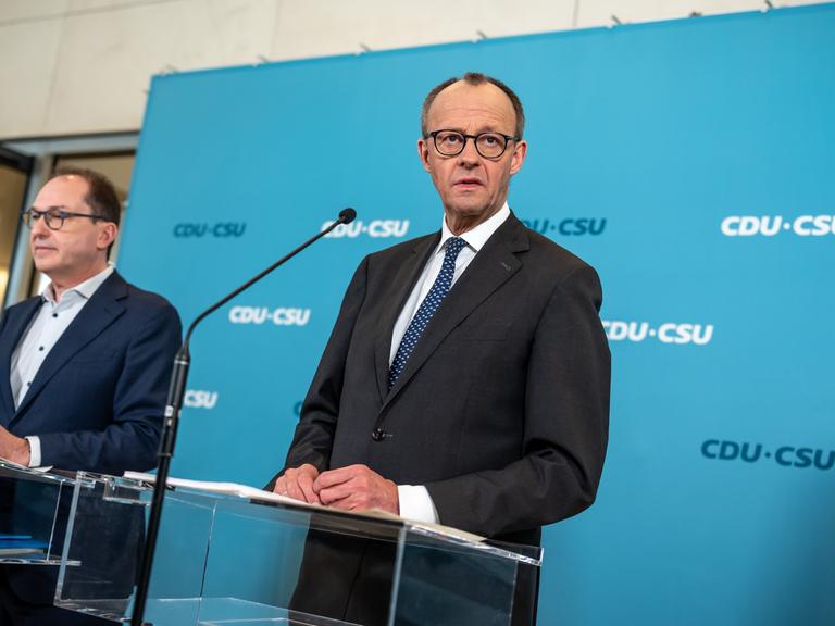 Berlin: Friedrich Merz (r), CDU/CSU-Fraktionsvorsitzender im Bundestag und CDU-Bundesvorsitzender, gibt neben Alexander Dobrindt, CSU-Landesgruppenchef, nach der Fraktionssitzung im Bundestag ein Statement. 