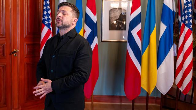 Der ukrainische Präsident Wolodymyr Selenskyj steht vor Flaggen und erwartet den US-Sondergesandten Steve Witkoff in der Residenz der norwegischen Regierung.