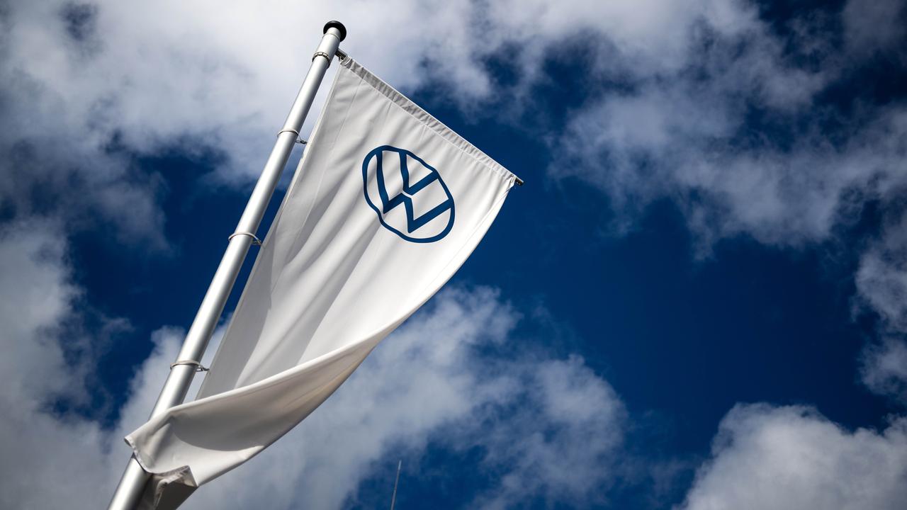 Eine Flagge weht auf dem Gelände des VW-Werks in Emden. 