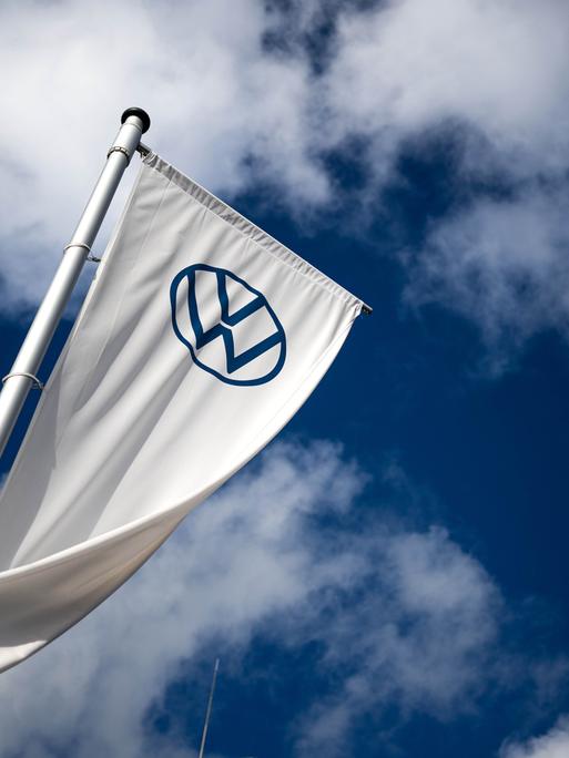 Eine Flagge weht auf dem Gelände vom VW-Werk in Emden. 