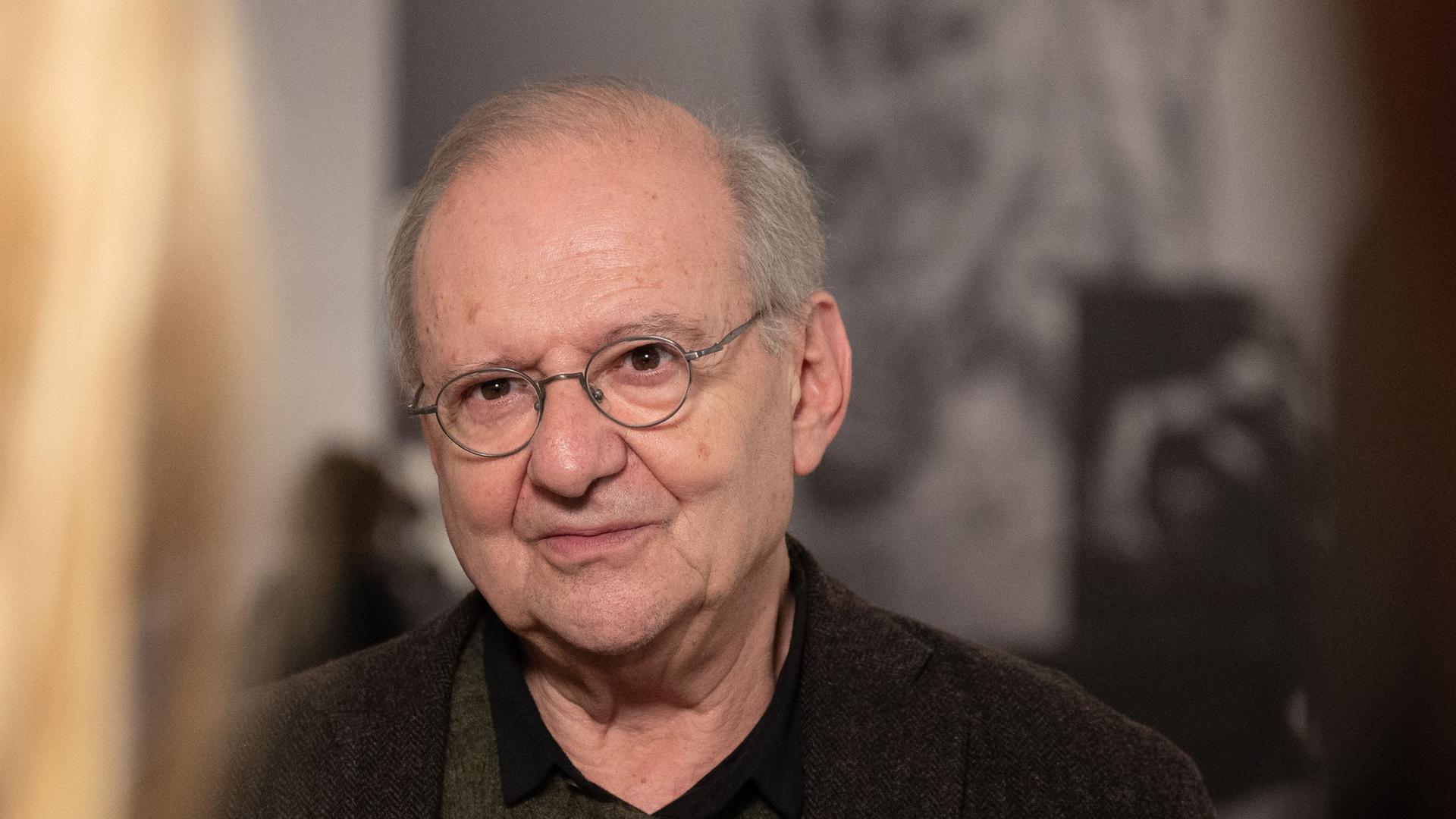 Dan Diner, deutsch-isralischer Historiker nach einer Pressekonferenz zur Ausstellung "Roads not Taken. Oder: Es hätte auch anders kommen können" bei einem Interview