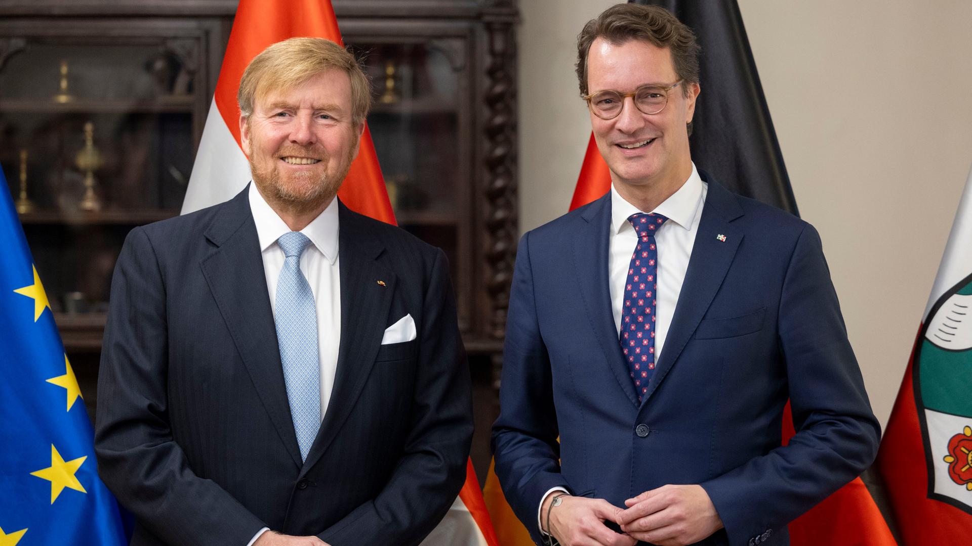 Recklinghausen: Hendrik Wüst (CDU, r), Ministerpräsident von Nordrhein-Westfalen, begrüsst König Willem-Alexander der Niederlande im Parkhotel Engelsburg.