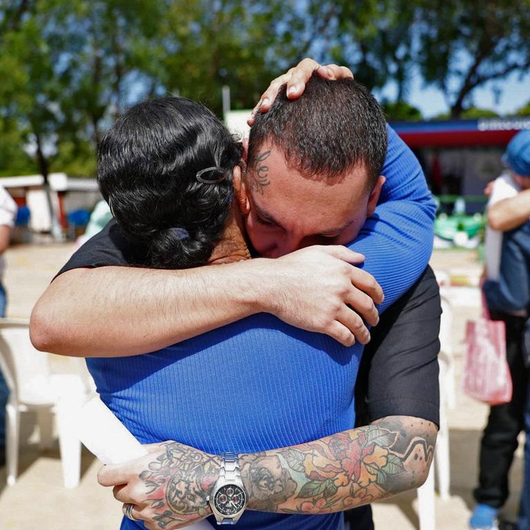 Nach Angaben der Regierung in Nicaragua zeigt das Bild freigelassene Häftlinge mit ihren Familien. Man sieht Menschen, die einander umarmen.