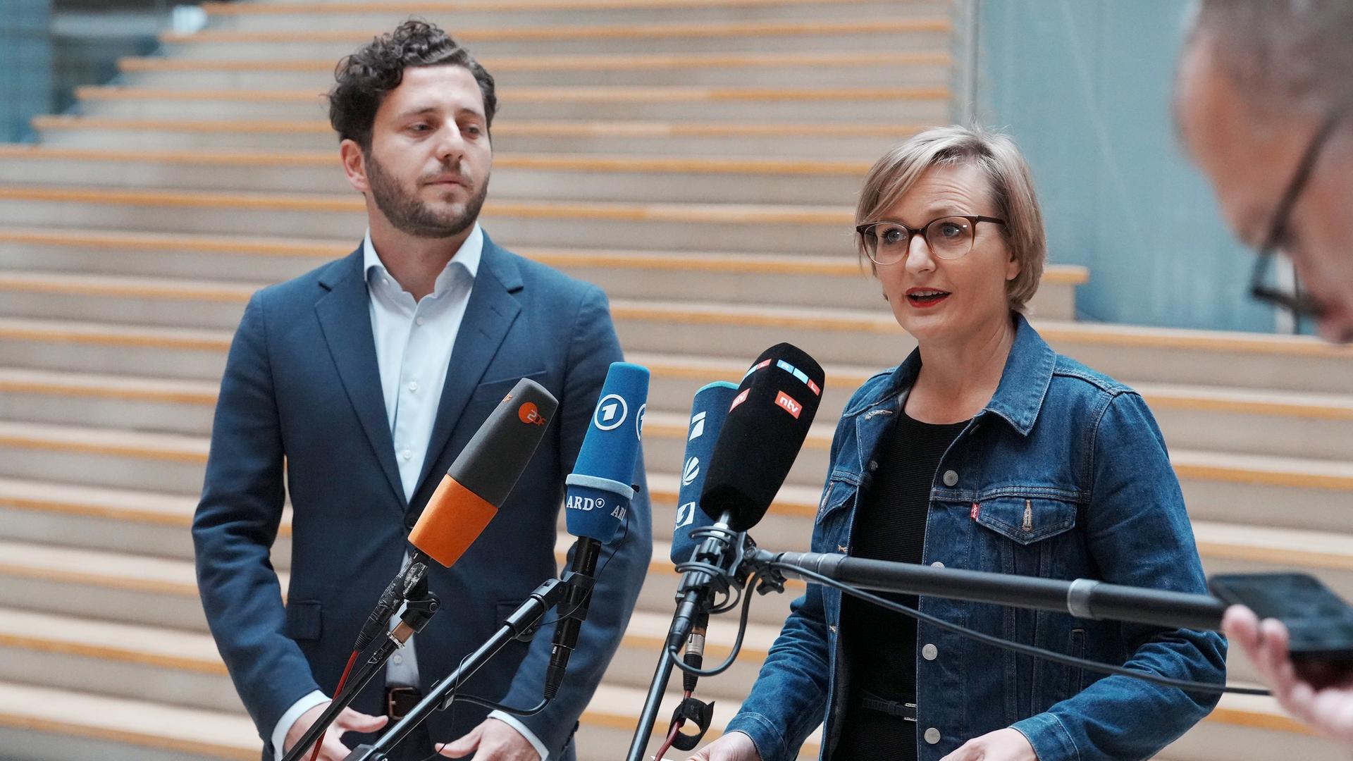 Franziska Brantner und Felix Banaszak (Bündnis 90/Die Grünen) geben vor Pressevertretern ihre Kandidatur für den Parteivorsitz bekannt. 