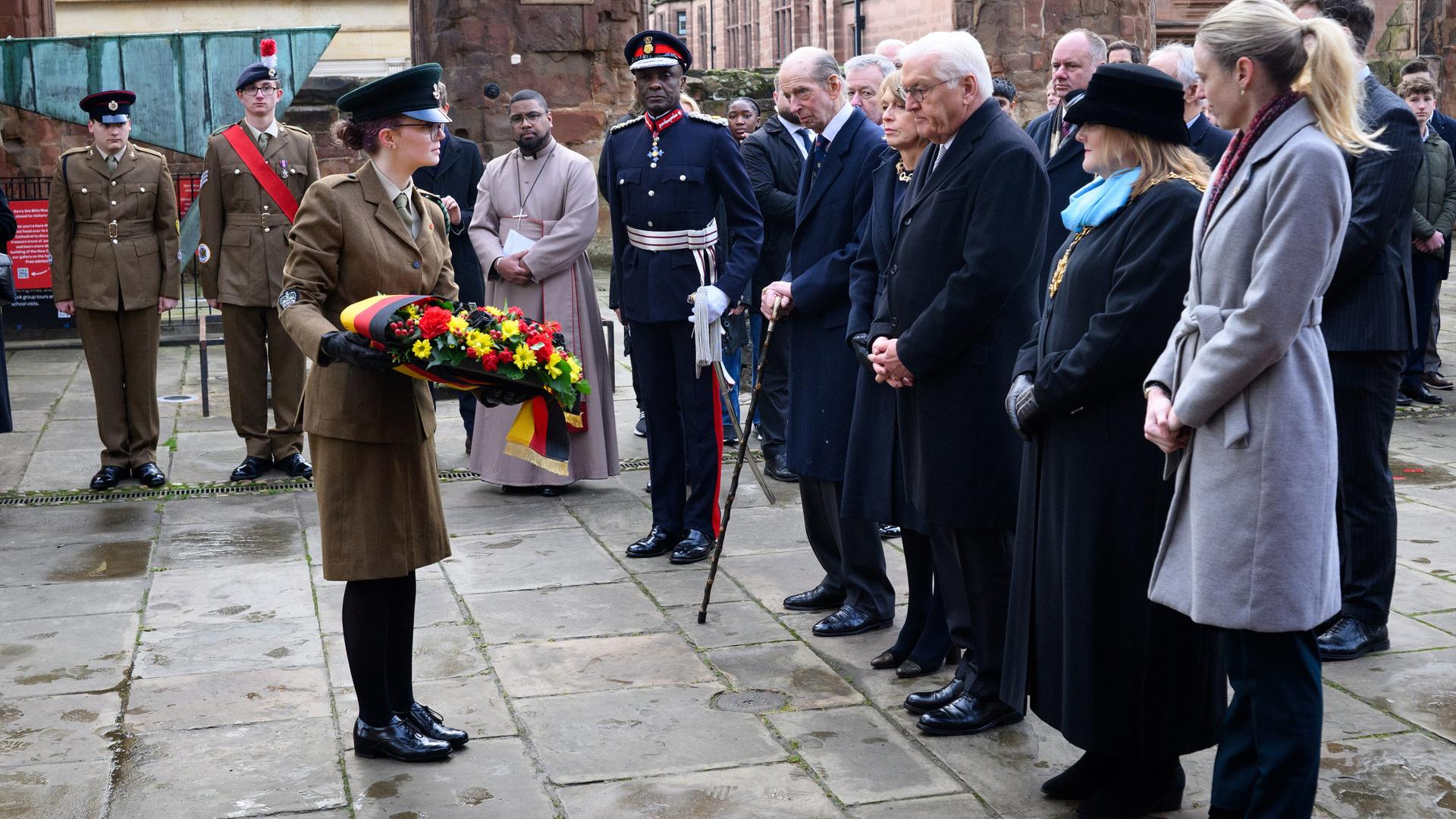 Bundespräsident Frank-Walter Steinmeier (3.v.r.) und seine Frau Elke Büdenbender (4.v.r.) besuchen die Ruine der Kathedrale von Coventry und legen dort zusammen mit Prinz Edward (5.v.r.), Herzog von Kent, Kränze nieder.