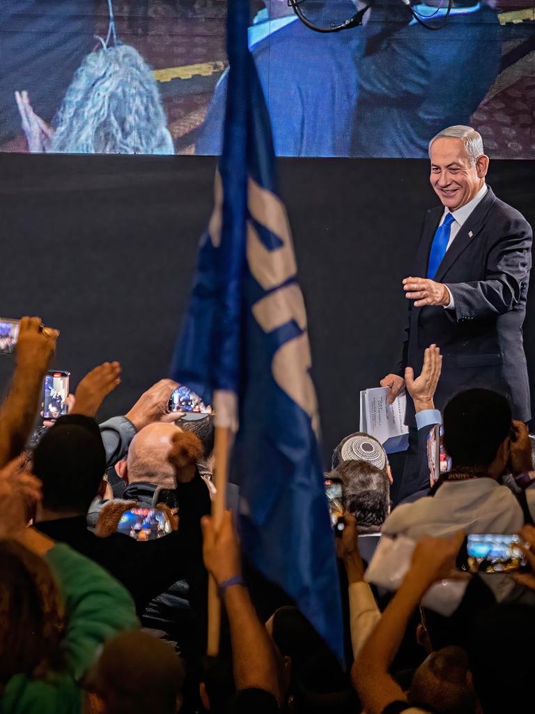 Benjamin Netanyahu auf einer Wahlbühne mit Unterstützern, die ihn fotografieren, November 2022.