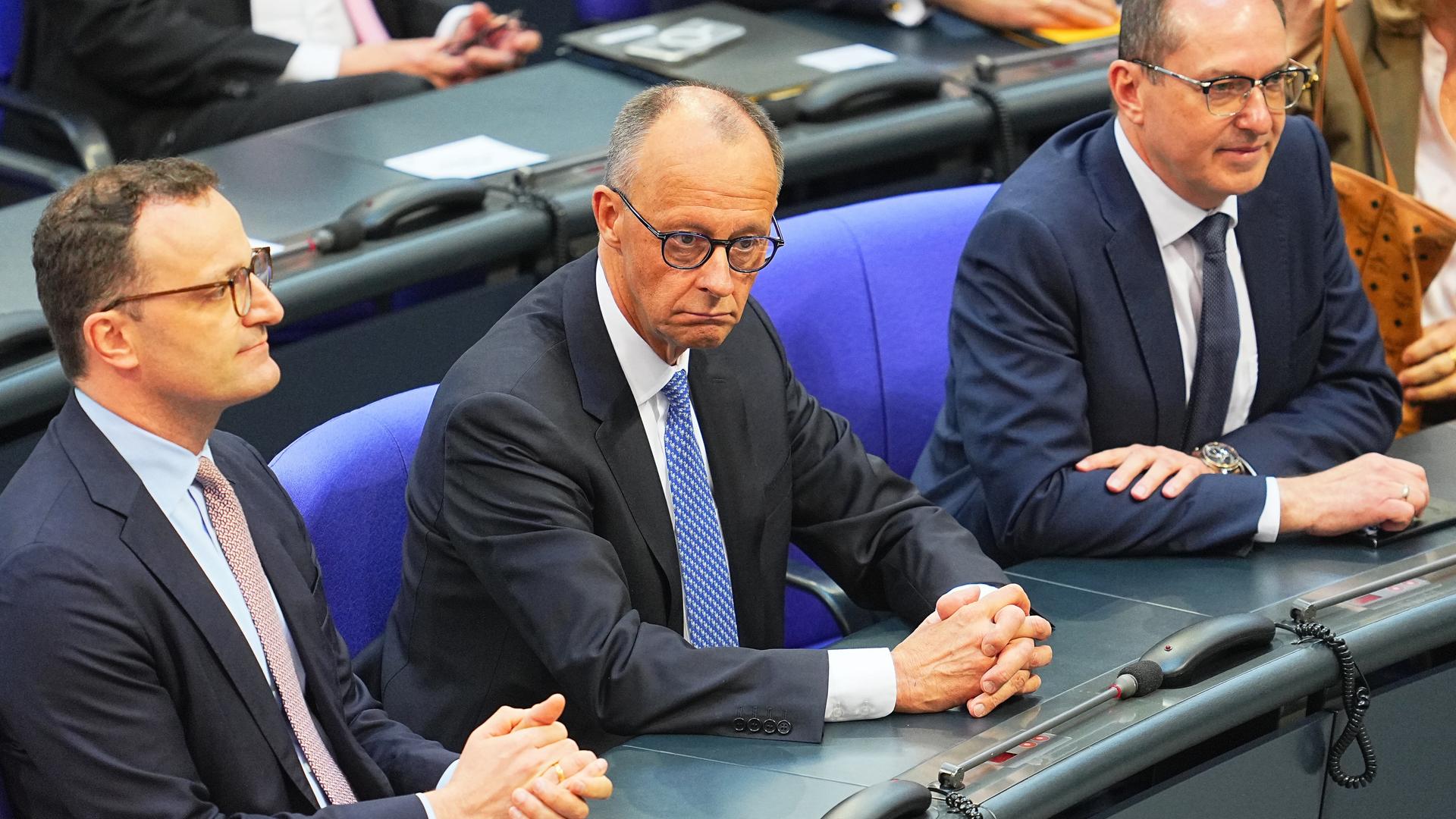 Friedrich Merz (CDU, M), sitzt zwischen Alexander Dobrindt (CSU, r), und Jens Spahn (CDU), Vorsitzender der CDU/CSU Bundestagsfraktion, im Bundestag bei der Kanzlerwahl. Friedrich Merz (CDU, M), sitzt zwischen Alexander Dobrindt (CSU, r), und Jens Spahn (CDU), Vorsitzender der CDU/CSU Bundestagsfraktion, im Bundestag bei der Kanzlerwahl.