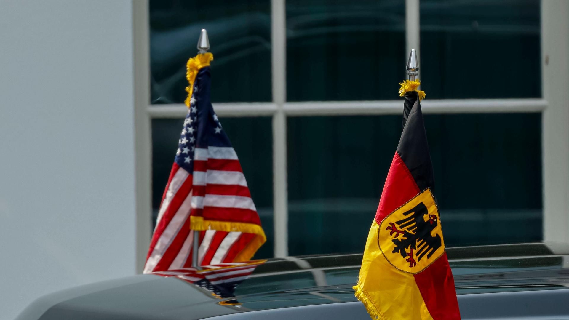 Experten fordern, dass Europa von den USA unabhängiger werden muss. Europa solle allerdings nicht gegen die USA arbeiten, sondern auf Augenhöhe mit dem transatlantischen Partner agieren Experten fordern, dass Europa von den USA unabhängiger werden muss. Europa solle allerdings nicht gegen die USA arbeiten, sondern auf Augenhöhe mit dem transatlantischen Partner agieren