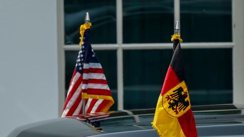 Experten fordern, dass Europa von den USA unabhängiger werden muss. Europa solle allerdings nicht gegen die USA arbeiten, sondern auf Augenhöhe mit dem transatlantischen Partner agieren Experten fordern, dass Europa von den USA unabhängiger werden muss. Europa solle allerdings nicht gegen die USA arbeiten, sondern auf Augenhöhe mit dem transatlantischen Partner agieren