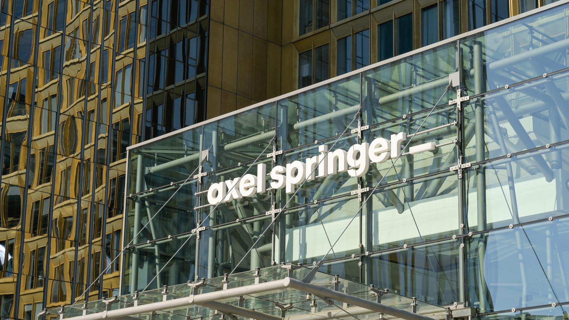 Die Glasfassade des Axel Springer Verlagsgebäudes in Berlin.
