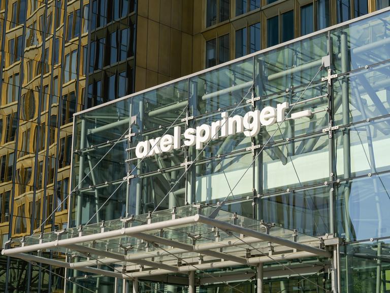 Die Glasfassade des Axel Springer Verlagsgebäudes in Berlin