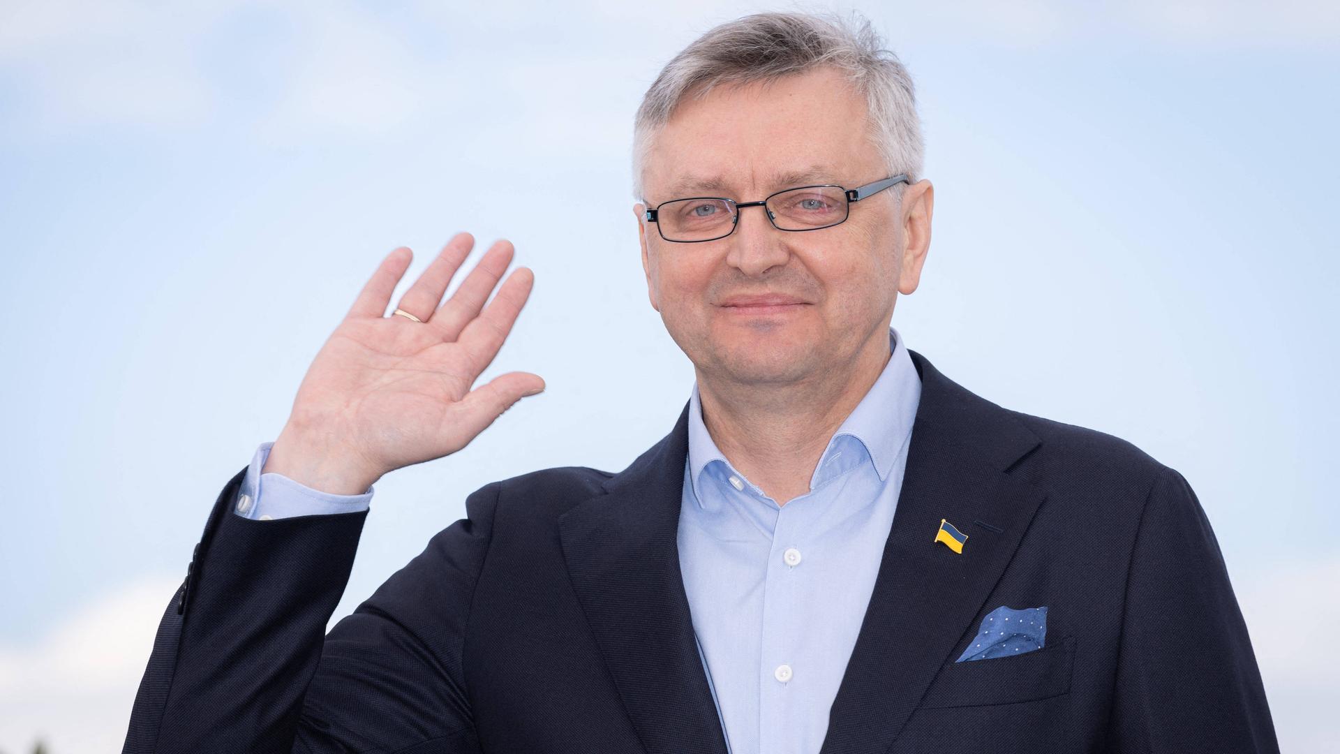Der ukrainische Regissuer Sergei Loznitsa grüßt mit erhobener Hand beim Filmfestival in Cannes