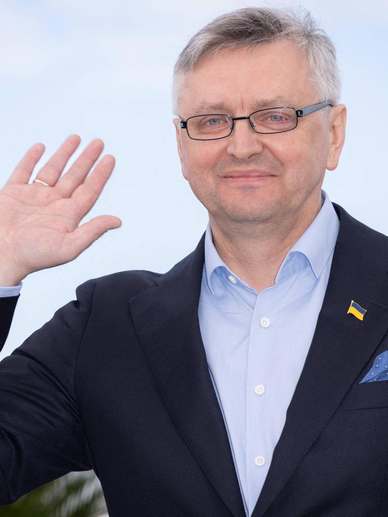 Der ukrainische Regissuer Sergei Loznitsa grüßt mit erhobener Hand beim Filmfestival in Cannes