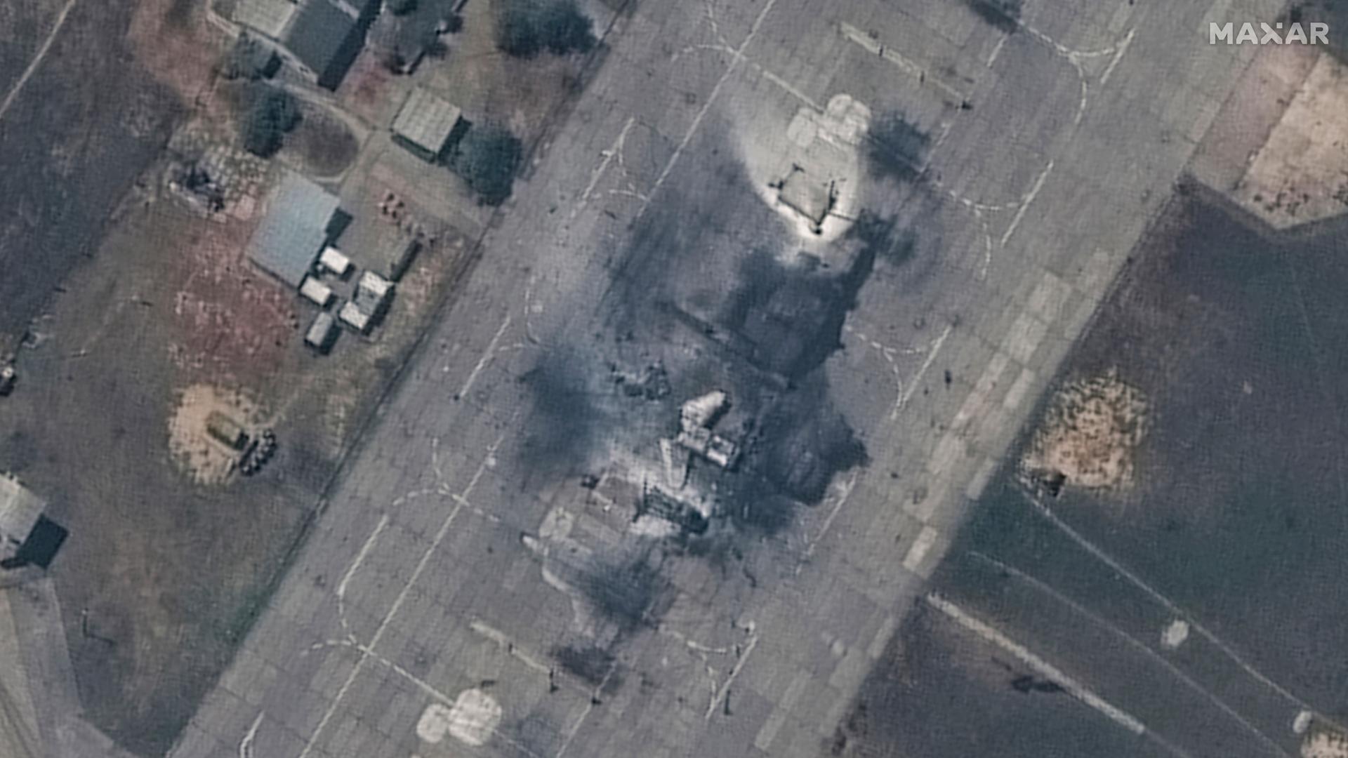 Auf einer Satellitenaufnahme  ist ein zerstörter russischer Kampfjet in der Nähe von Sevastopol auf der Krim zu sehen.