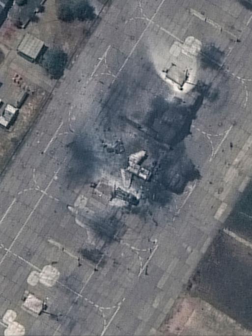 Auf einer Satellitenaufnahme  ist ein zerstörter russischer Kampfjet in der Nähe von Sevastopol auf der Krim zu sehen.