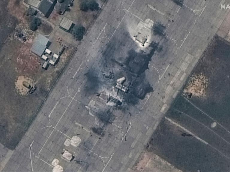 Auf einer Satellitenaufnahme  ist ein zerstörter russischer Kampfjet in der Nähe von Sevastopol auf der Krim zu sehen.