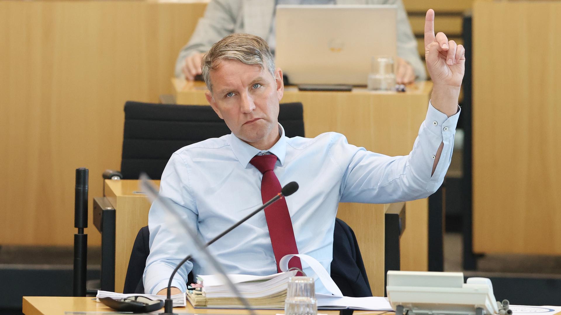 Björn Höcke, Fraktionsvorsitzender der AfD, sitzt im Plenarsaal des Thüringer Landtages und hebt die Hand bei einer Abstimmung.