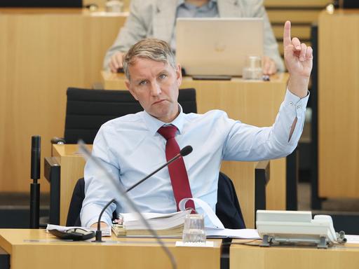 Björn Höcke, Fraktionsvorsitzender der AfD, sitzt im Plenarsaal des Thüringer Landtages und hebt die Hand bei einer Abstimmung.