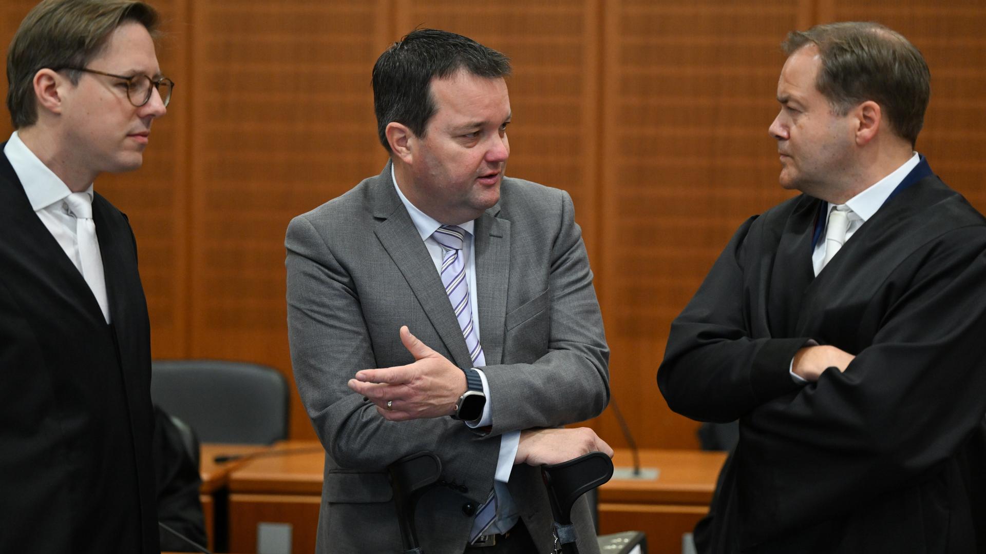 Frankfurt/Main: Stephan Osnabrügge (M), früherer Schatzmeister des Deutschen Fußball-Bundes (DFB), wartet im Gerichtssaal des Landgerichts zusammen mit seinen Verteidigern Jörg Oesterle (l) und Jörg Schauff (r) auf den Prozessbeginn. Frankfurt/Main: Stephan Osnabrügge (M), früherer Schatzmeister des Deutschen Fußball-Bundes (DFB), wartet im Gerichtssaal des Landgerichts zusammen mit seinen Verteidigern Jörg Oesterle (l) und Jörg Schauff (r) auf den Prozessbeginn.