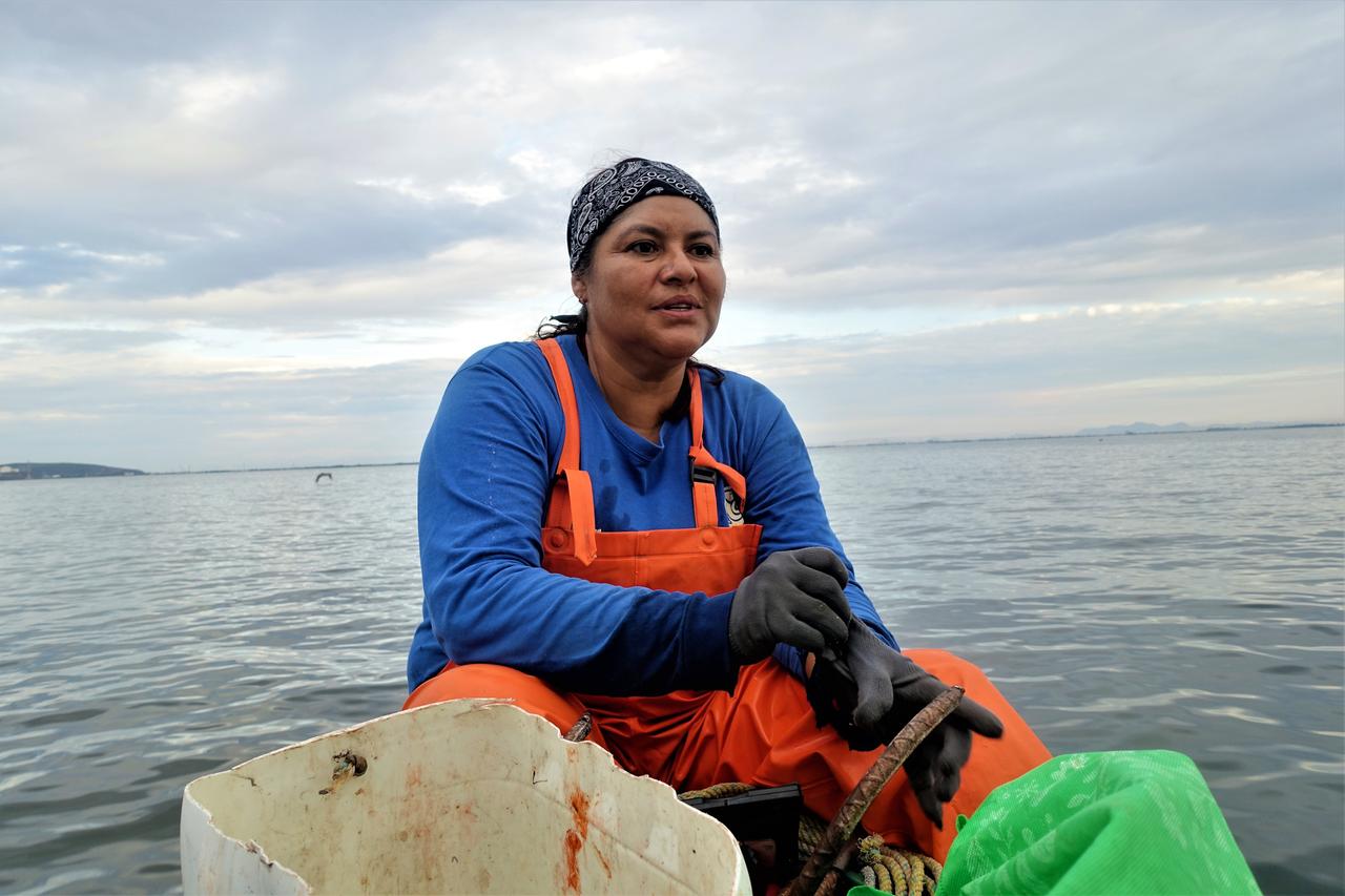 Melina Maldonado sitzt in ihrem Boot auf dem Wasser